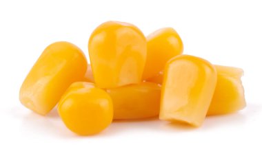 Beyaz arka planda izole edilmiş haşlanmış mısır tohumları yığını