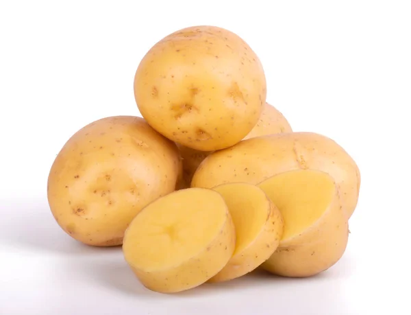 Beyaz arka planda izole edilmiş bütün ve dilimlenmiş çiğ patatesler grubu. — Stok fotoğraf