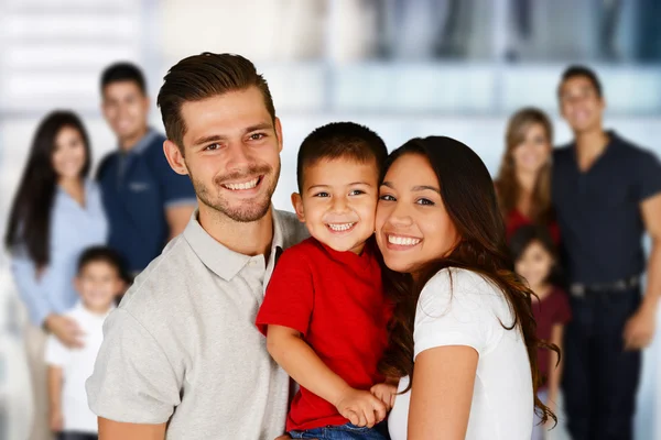 Glückliche junge Familien — Stockfoto