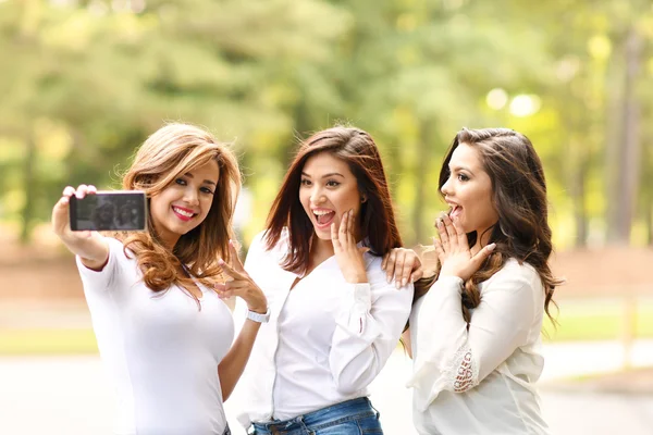 Gruppo di amici che scattano selfie — Foto Stock