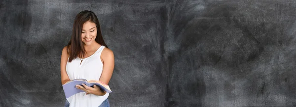 Femme étudiant la Bible — Photo