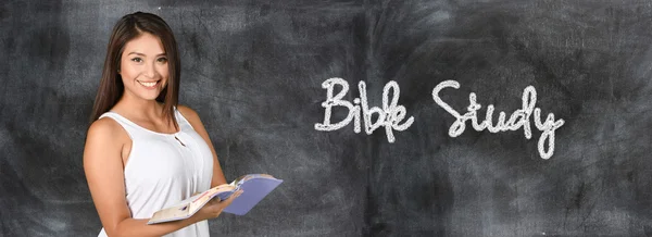 Vrouw bestuderen van de Bijbel — Stockfoto