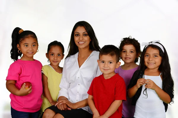 Niños que van a la escuela —  Fotos de Stock