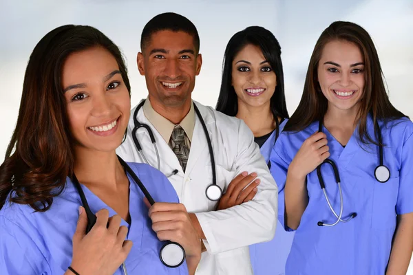 Läkare och sjuksköterskor — Stockfoto