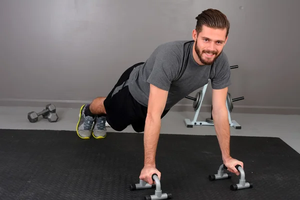 Hombre haciendo ejercicio — Foto de Stock