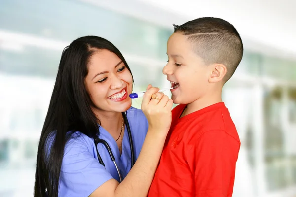 Sjuksköterska med patienten — Stockfoto