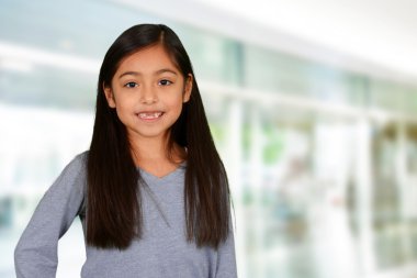 Okuldaki genç kız.