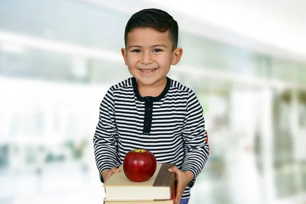 Jeune garçon à l'école — Photo