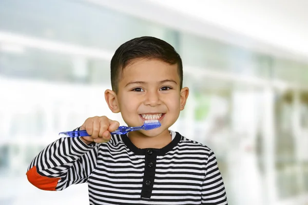 儿童刷牙 — 图库照片