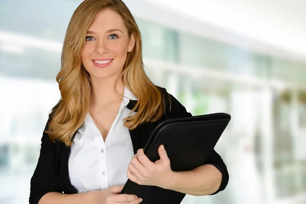 Jonge succesvolle vrouw — Stockfoto