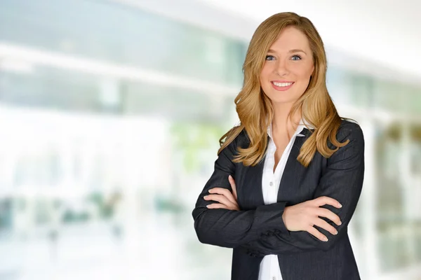 Joven mujer exitosa — Foto de Stock