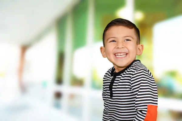 Glücklicher kleiner Junge — Stockfoto