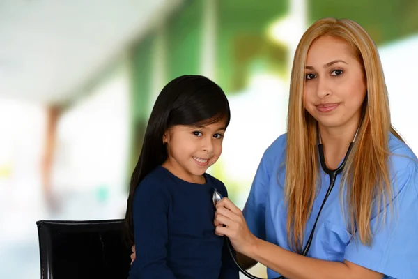 Junge Ärztin und ein Mädchen — Stockfoto