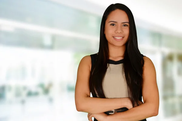 Joven mujer exitosa — Foto de Stock