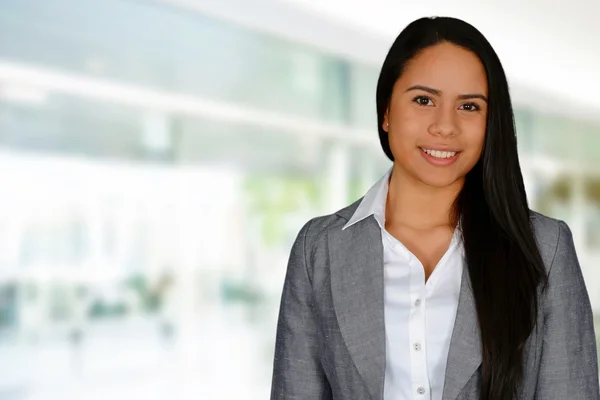 Joven mujer exitosa — Foto de Stock