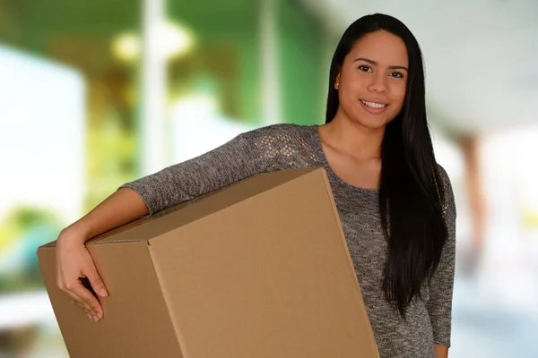 Jovem mulher carregando uma caixa — Fotografia de Stock
