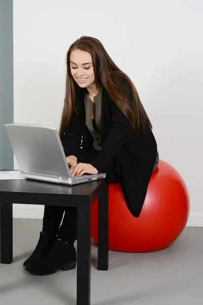 Vrouw werkt op laptop — Stockfoto