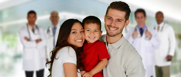 Artsen en familie — Stockfoto