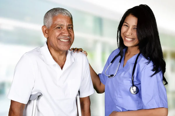 Operaio sanitario e uomo anziano — Foto Stock