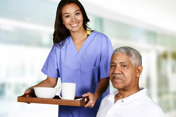 Operaio sanitario e uomo anziano — Foto Stock