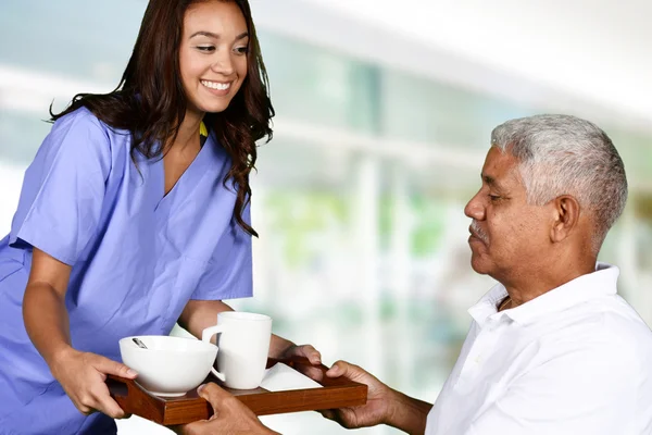 Gezondheidszorg werknemer en oudere Man — Stockfoto