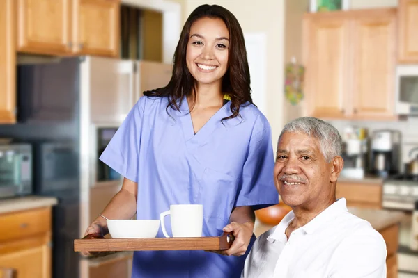 Munkavállaló egészségügyi ellátást és az idős ember — Stock Fotó