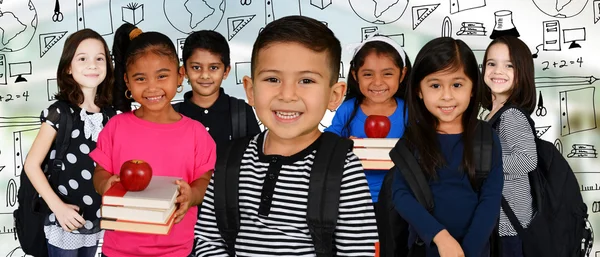 Jeunes enfants à l'école — Photo