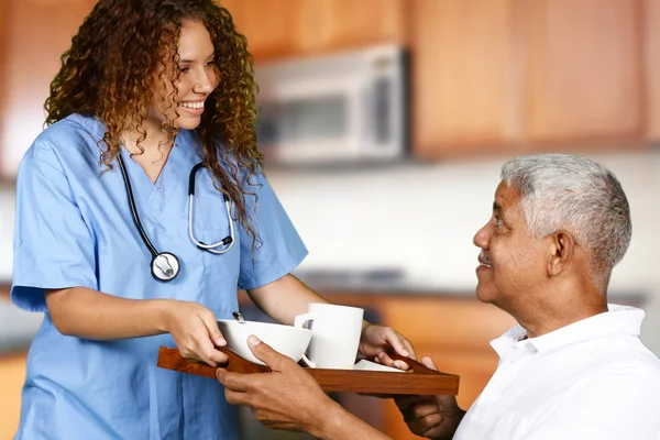 Operaio sanitario e uomo anziano — Foto Stock