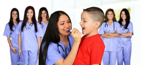 Sjuksköterskor med patienten — Stockfoto