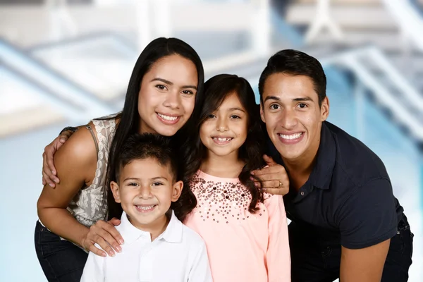 Família hispânica juntos — Fotografia de Stock