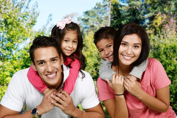 Latinalaisamerikkalainen perhe yhdessä — kuvapankkivalokuva