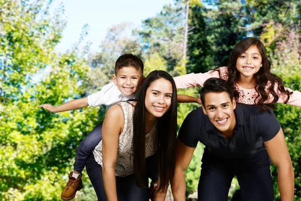 Hispanische Familie zusammen — Stockfoto