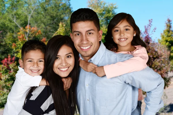 Família hispânica juntos — Fotografia de Stock