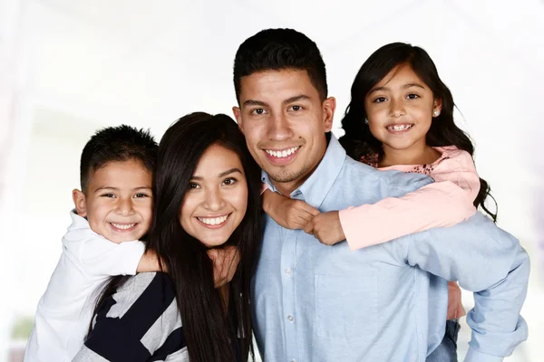 Hispanische Familie zusammen — Stockfoto