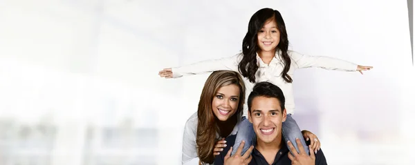 Familia hispana juntos — Foto de Stock