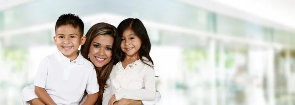 Hispanische Familie zusammen — Stockfoto