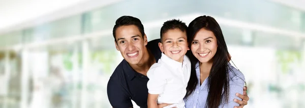 Hispanische Familie zusammen — Stockfoto