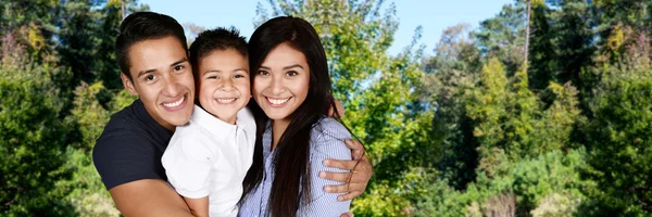 Hispanische Familie zusammen — Stockfoto