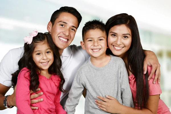 Famiglia ispanica insieme — Foto Stock