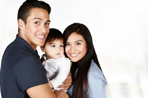 Família hispânica juntos — Fotografia de Stock