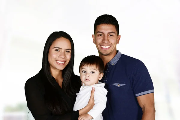 Hispanische Familie zusammen — Stockfoto