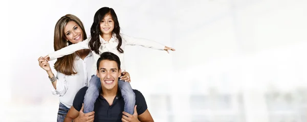 Familia hispana juntos — Foto de Stock