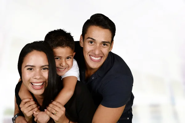 Glückliche junge Familie — Stockfoto