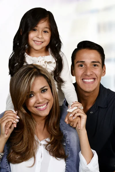 Familia joven feliz — Foto de Stock