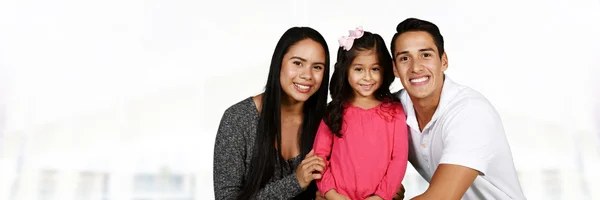 Familia joven feliz — Foto de Stock