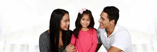 Jovem família feliz — Fotografia de Stock