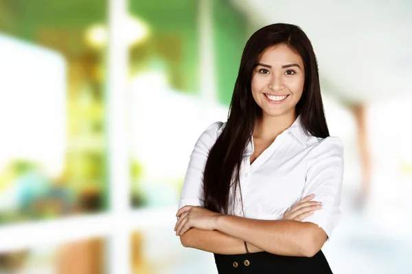 Glückliche hispanische Geschäftsfrau — Stockfoto