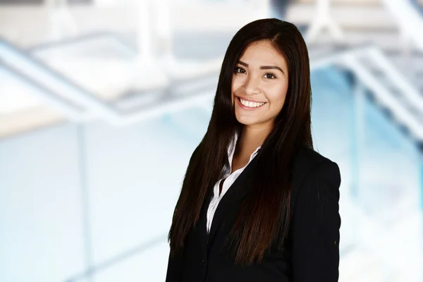 Gelukkig hispanic zakenvrouw — Stockfoto