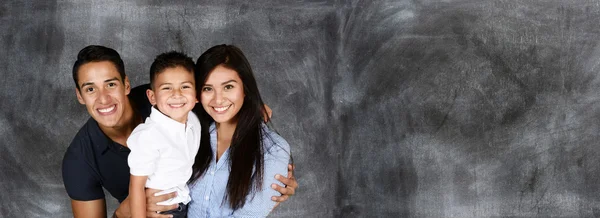 Familia joven feliz — Foto de Stock