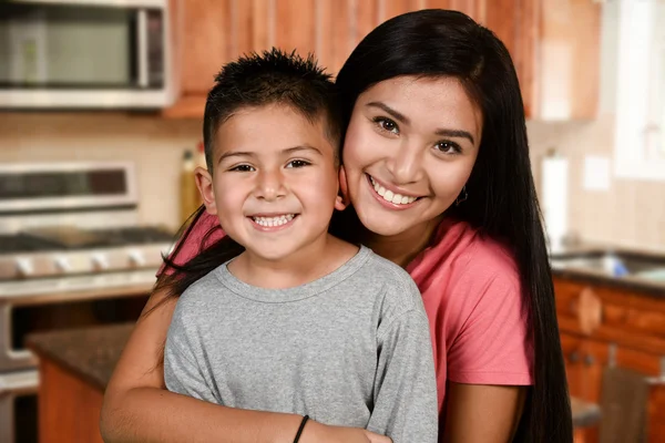 Feliz joven madre —  Fotos de Stock